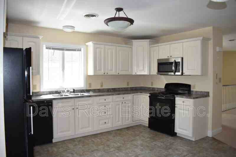 242 N Hampton St - Photo 2 of 20