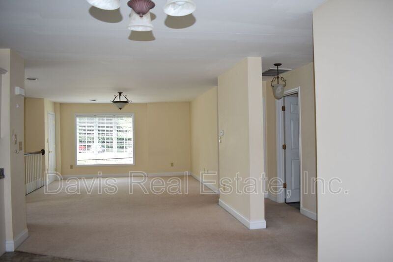 242 N Hampton St - Photo 3 of 20