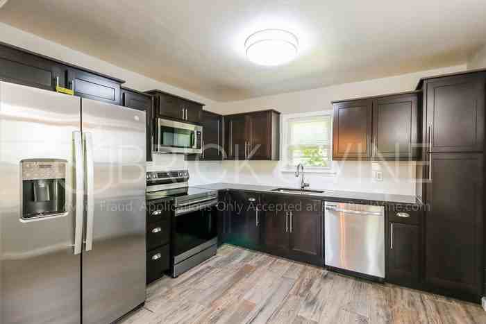 2815 Nw 44th St - Photo 3 of 18