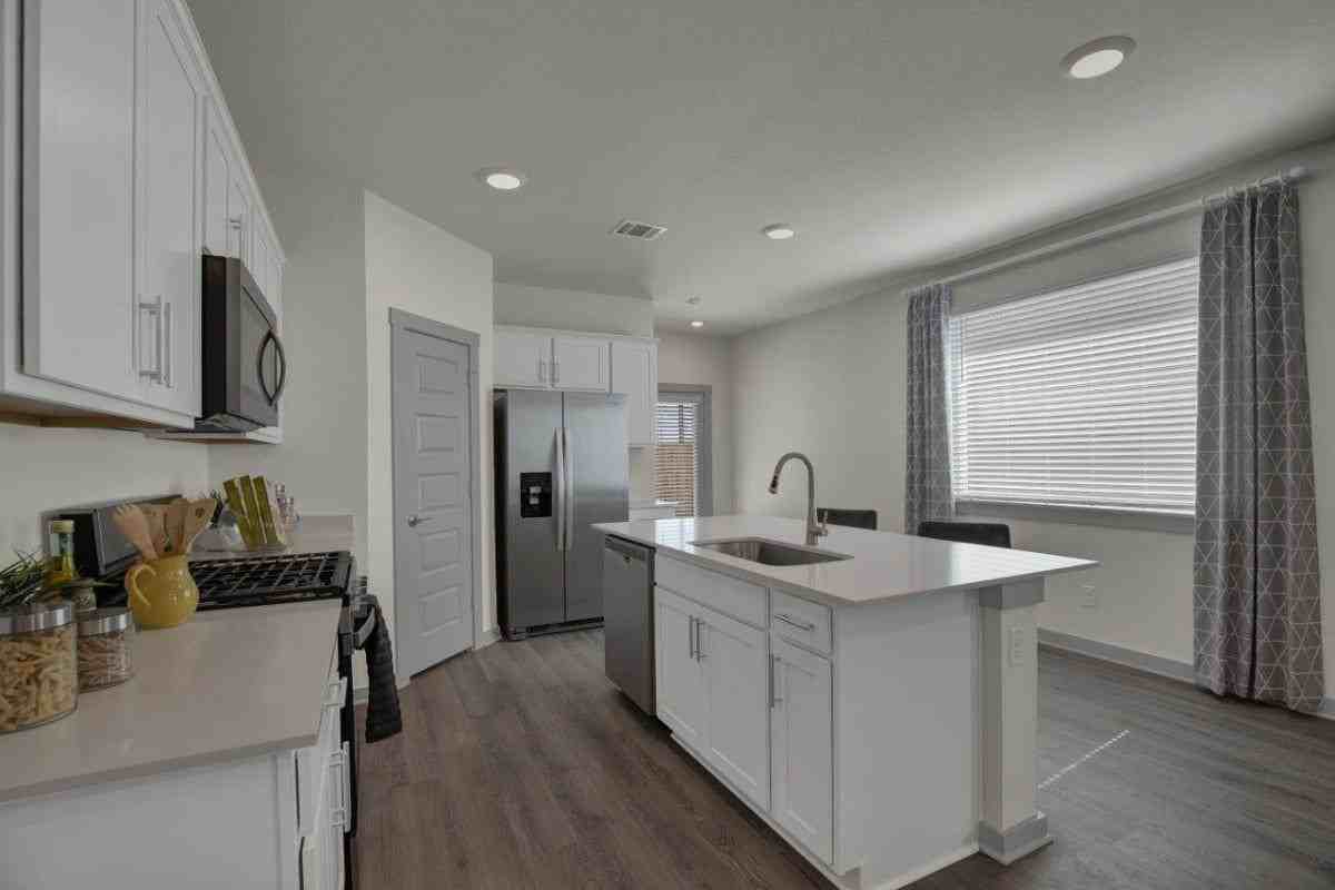305 Fremont Dr - Photo 3 of 16
