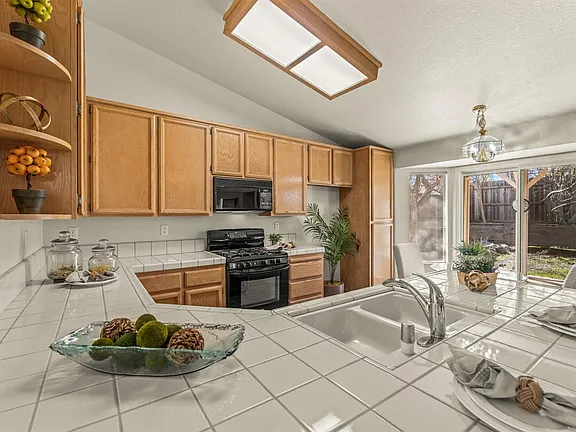 1411 Raeburn Way - Photo 3 of 13