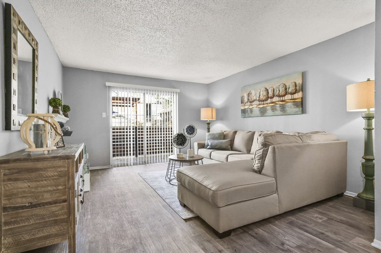 TwentyOne15 - Photo 6 of 30