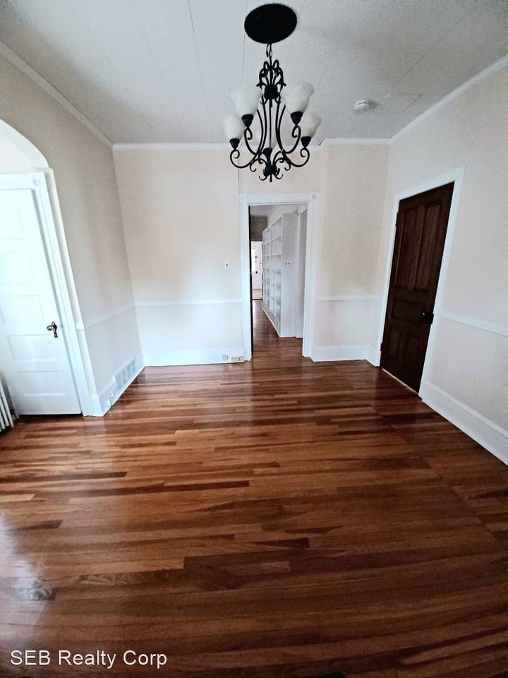 272 Kings Highway East - Photo 2 of 12