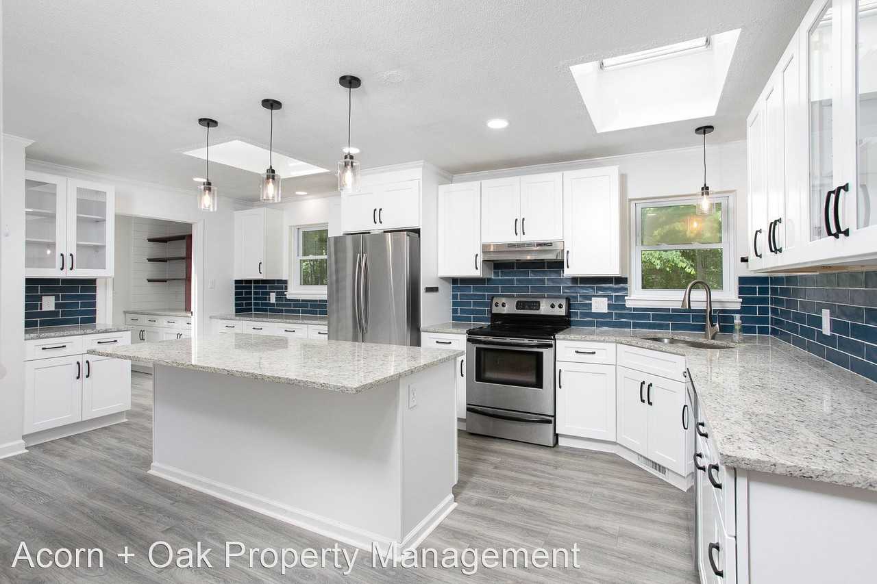 210 Landsbury Dr - Photo 3 of 15