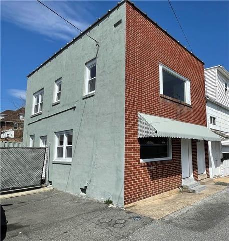 1613 Spruce St - Photo 2 of 10