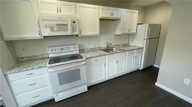 1613 Spruce St - Photo 3 of 10