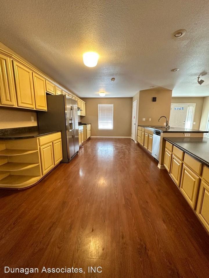 4815 Adobe St - Photo 3 of 11