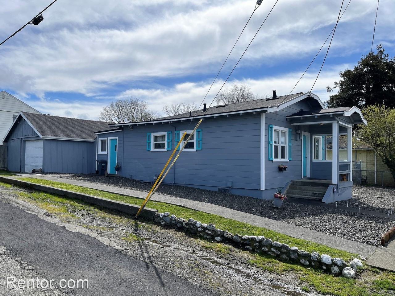 587 Franklin St - Photo 3 of 20