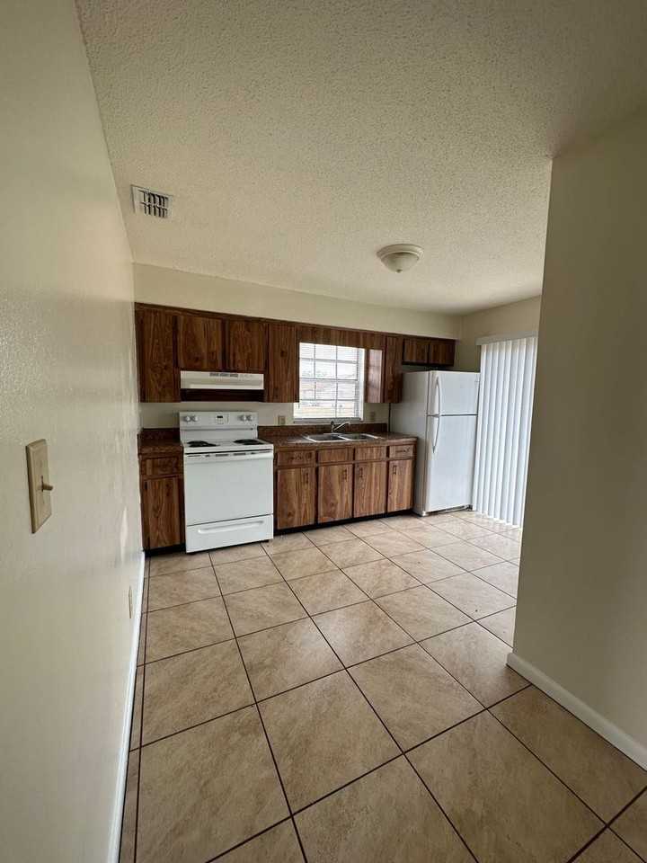 5810 Charlton  Drive 5810 - 5812 - Photo 3 of 7