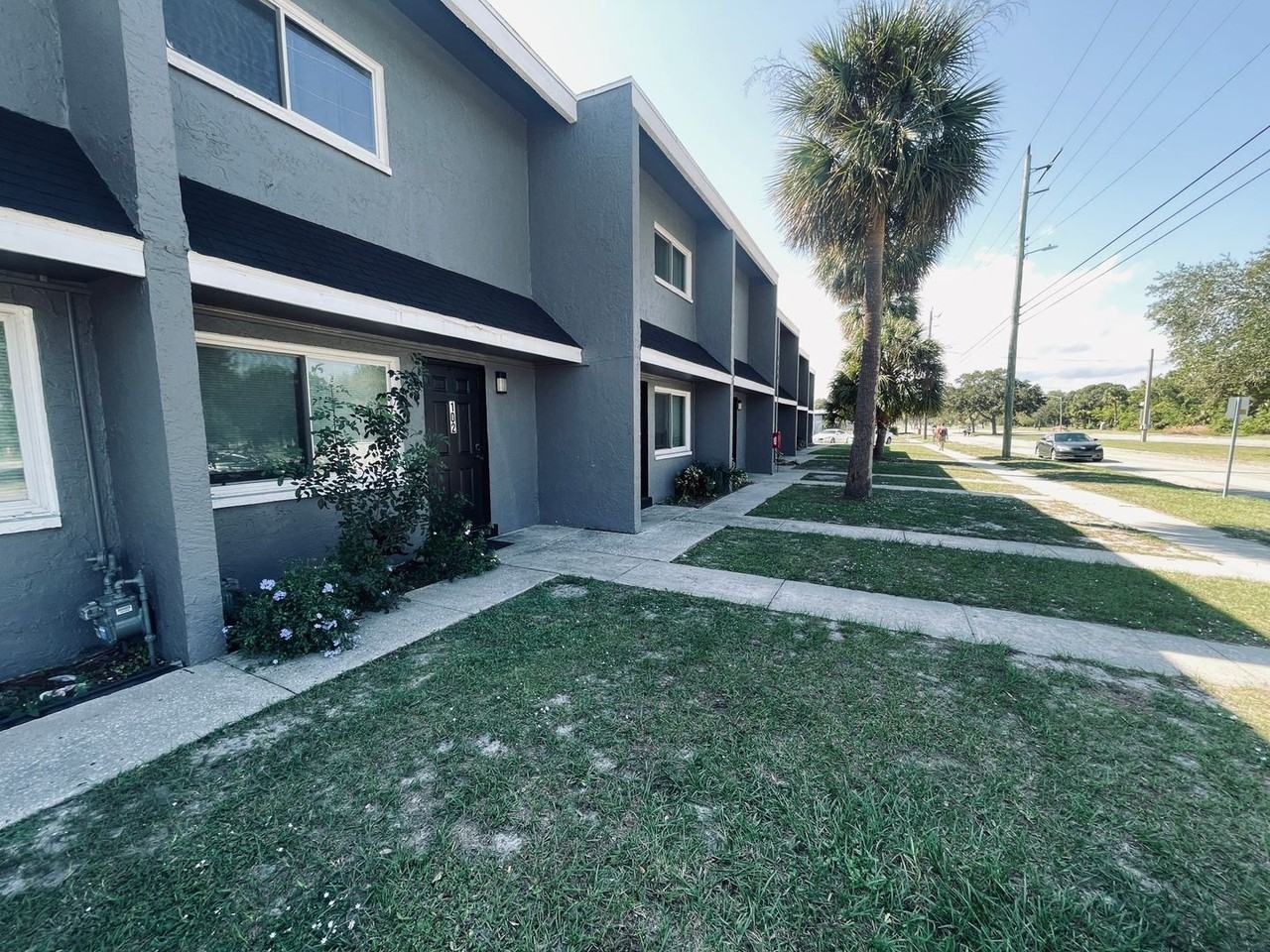 825 E University Blvd Apartments in Briarwood Park, Melbourne, FL 32901