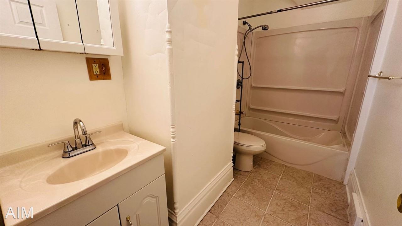 116 8th Ave Se - Photo 2 of 8