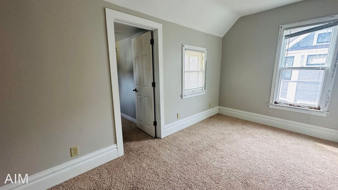 116 8th Ave Se - Photo 3 of 8