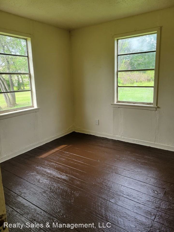 2221 Woodlawn St - Photo 2 of 6