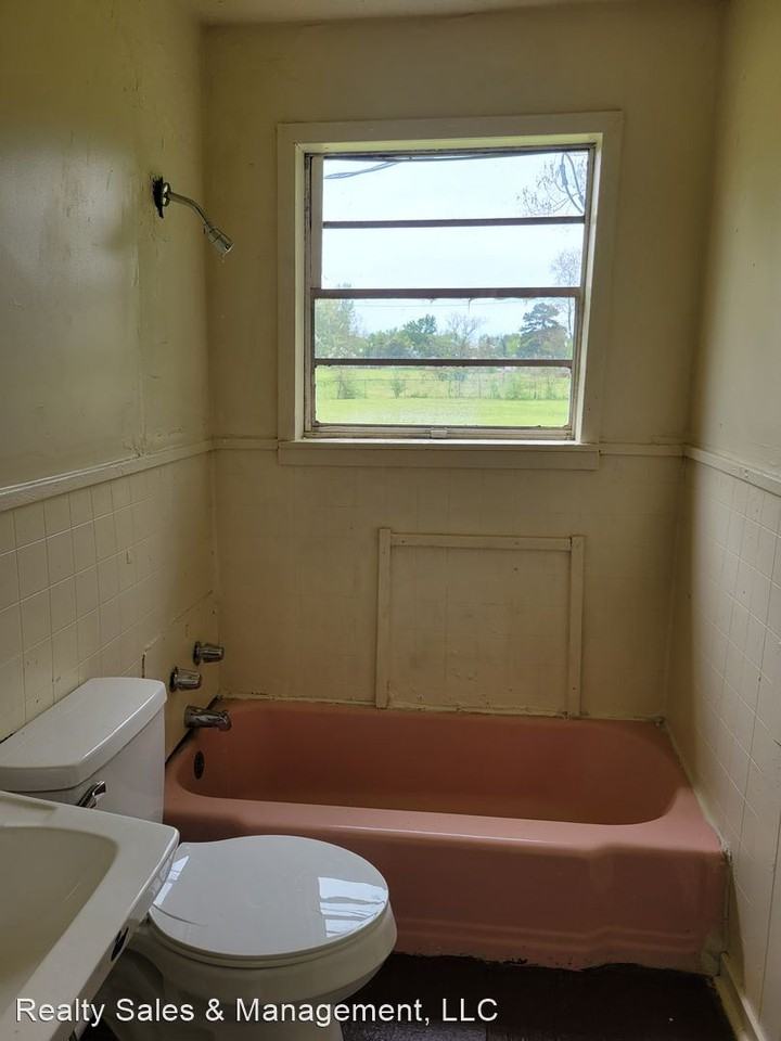 2221 Woodlawn St - Photo 3 of 6