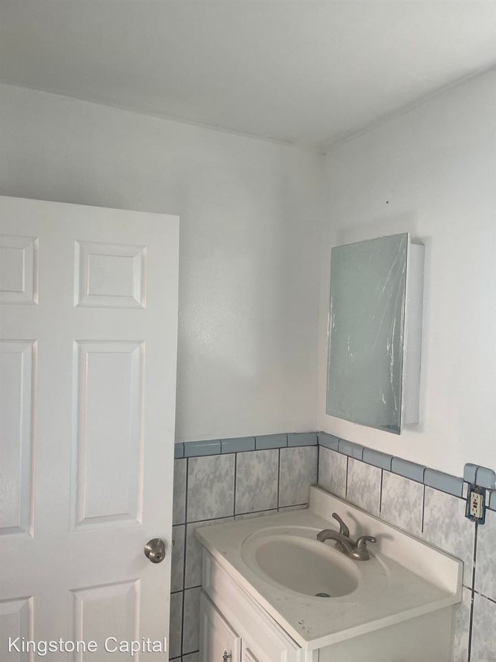 1827 E 112th St - Photo 3 of 14