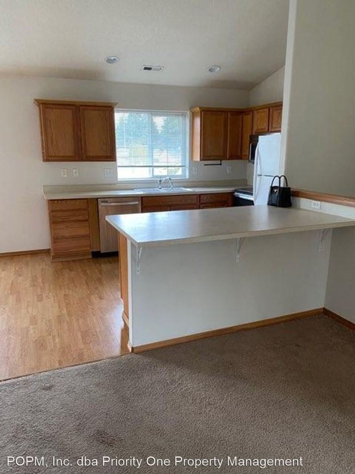 305 Edgewater Rd - Photo 2 of 11