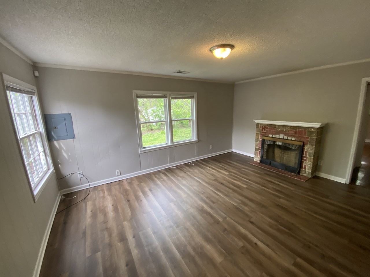 1111 Robin Hood Ln - Photo 2 of 11