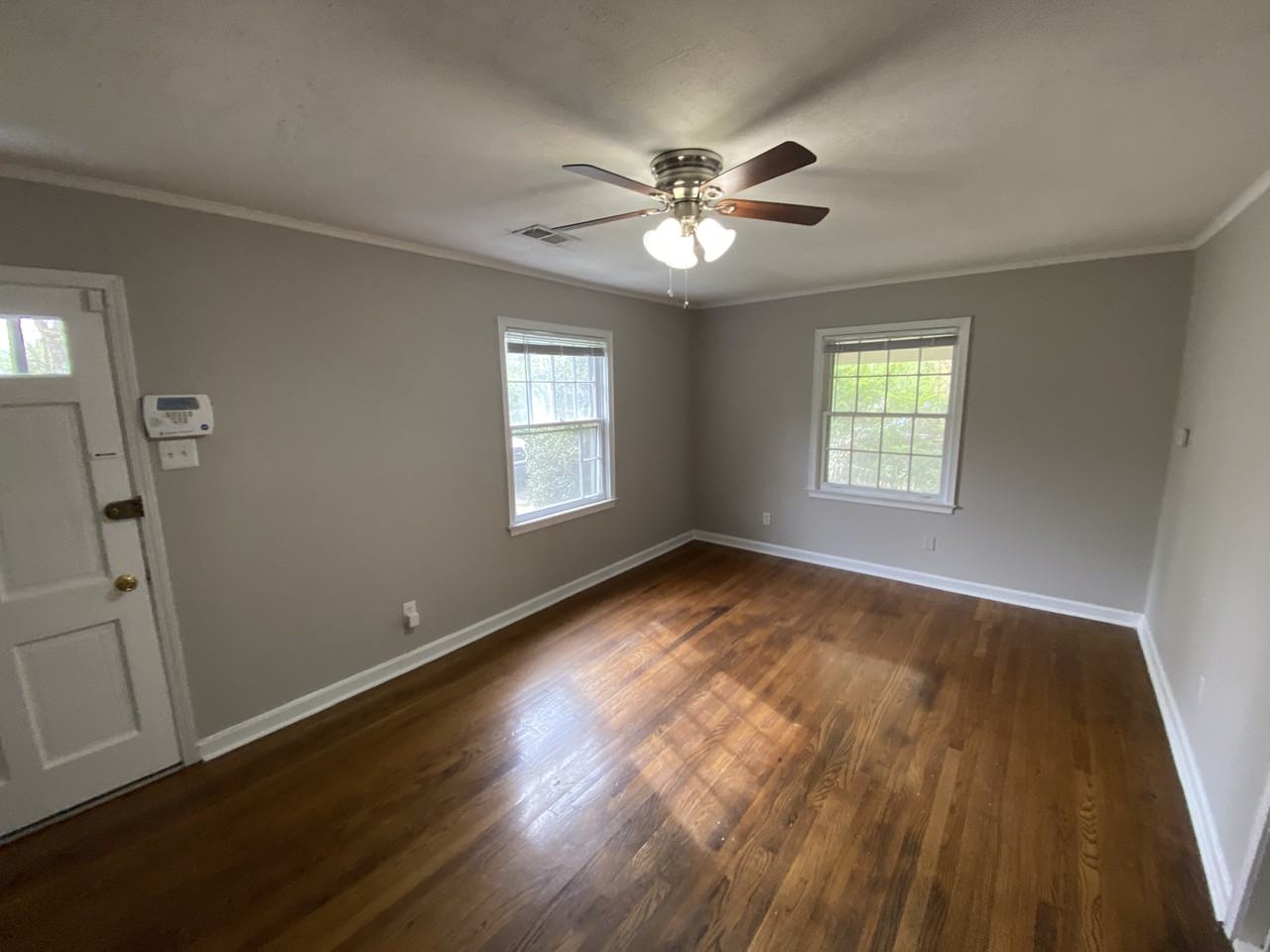 1111 Robin Hood Ln - Photo 3 of 11