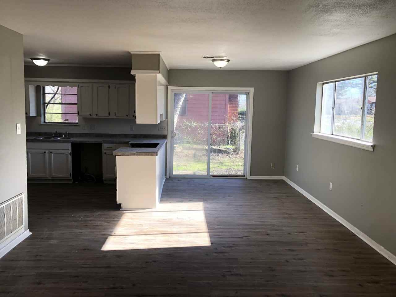 305 Smart St - Photo 3 of 13
