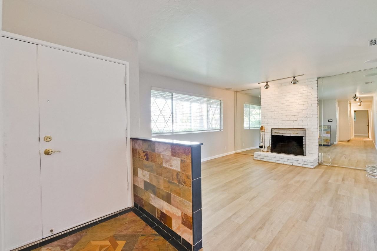 920 Castlewood Dr - Photo 2 of 33