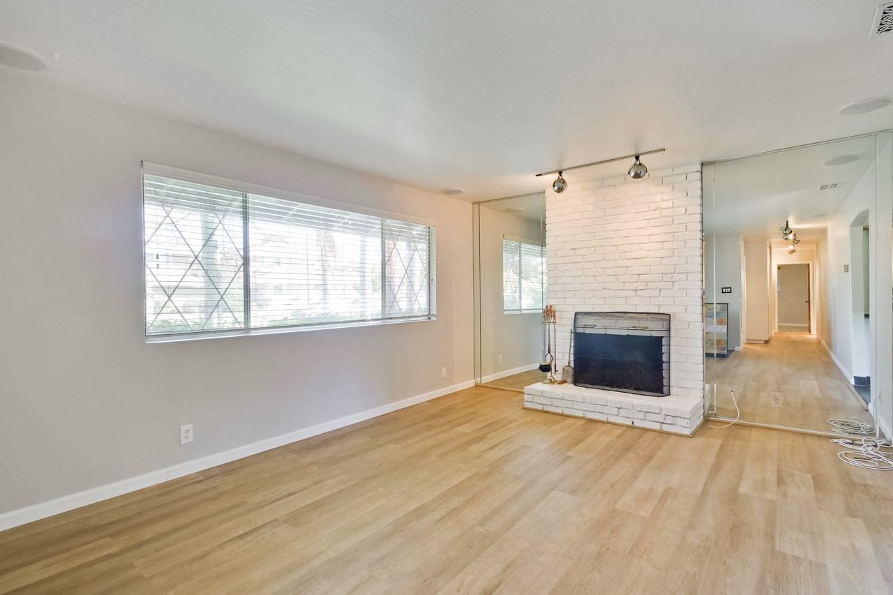 920 Castlewood Dr - Photo 3 of 33