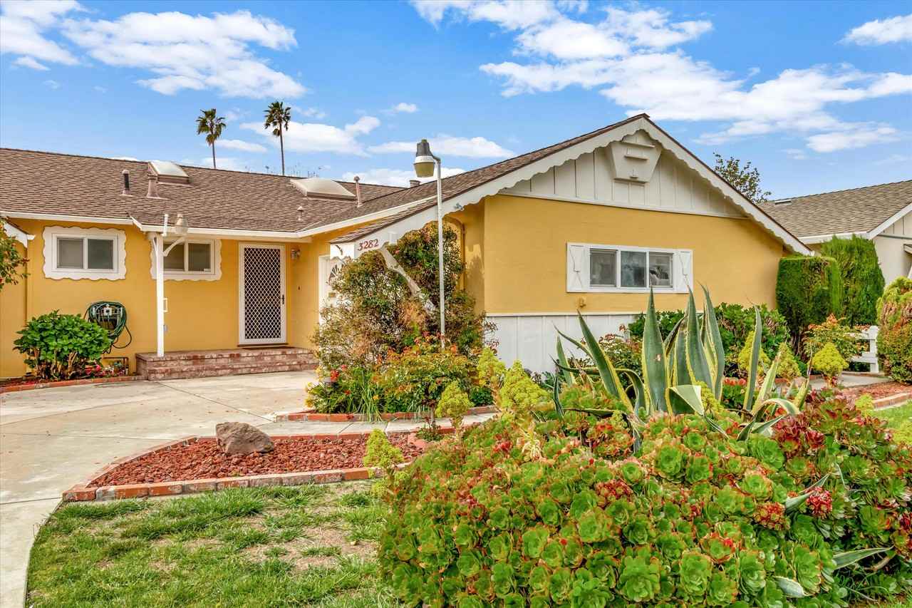 3282 Lindenoaks Dr - Photo 2 of 41