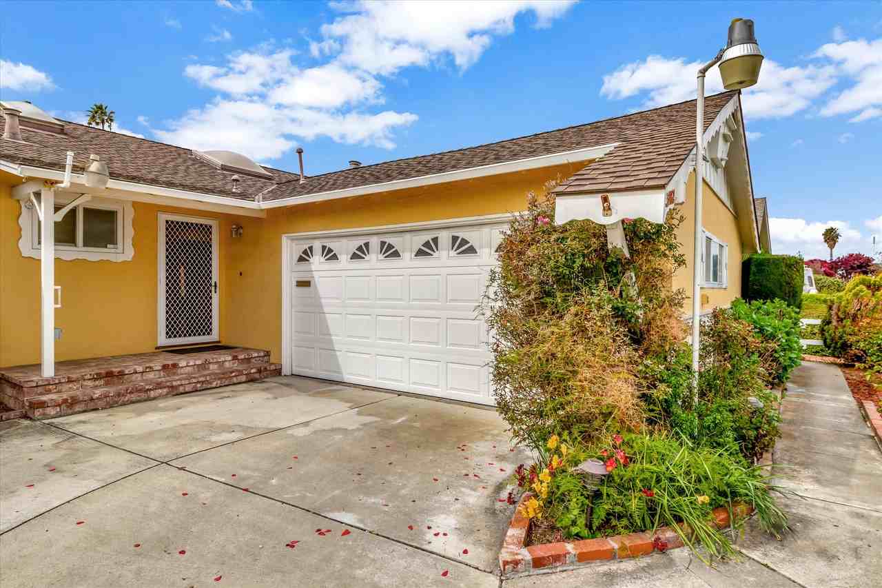 3282 Lindenoaks Dr - Photo 3 of 41