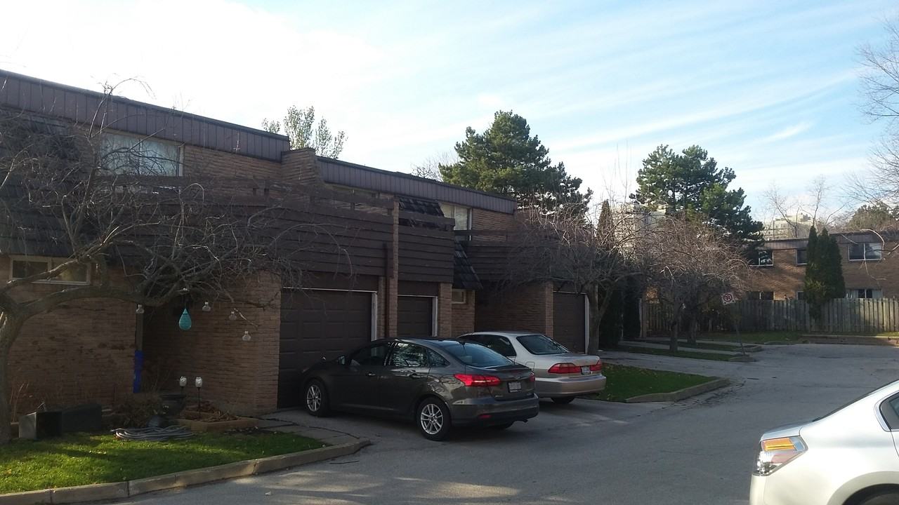 12311287 White Oaks & 392408 Eton Place, Oakville Apartments 1256