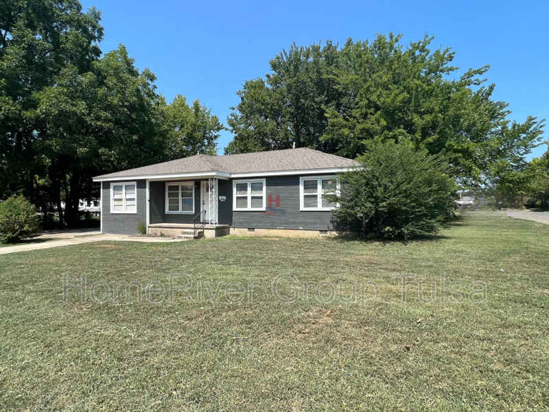 925 E Thompson Ave - Photo 2 of 22