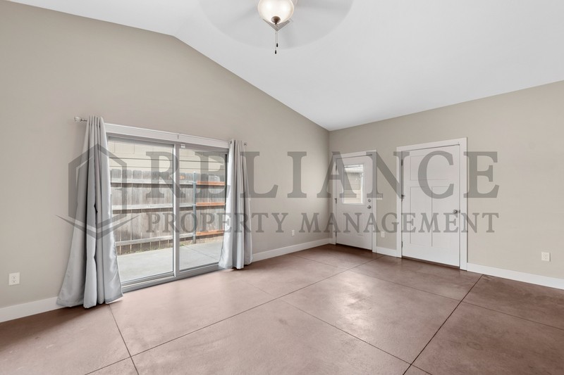 4809 N Hillside Ct - Photo 3 of 21