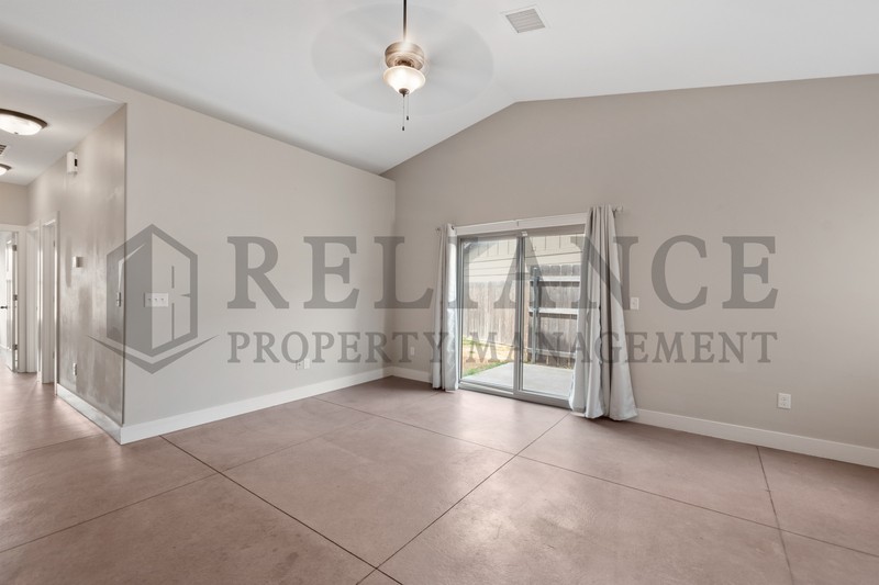 4809 N Hillside Ct - Photo 4 of 21