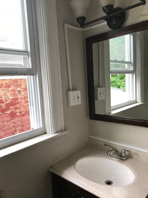 450 Yates St - Photo 6 of 35