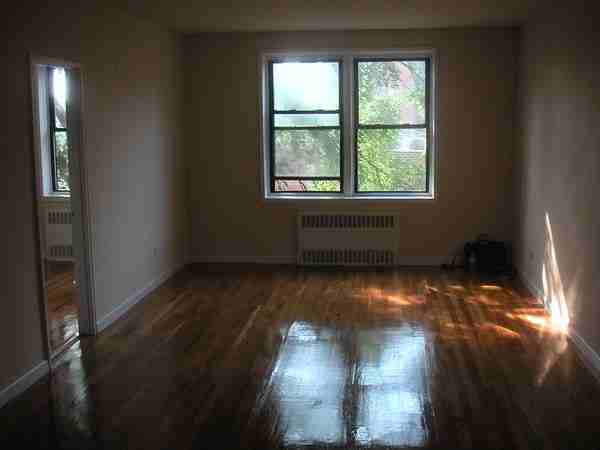 2-bdrm in Astoria for $2050 - Photo 2 of 5