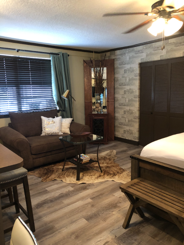 600 Oakridge Boulevard - Photo 3 of 12