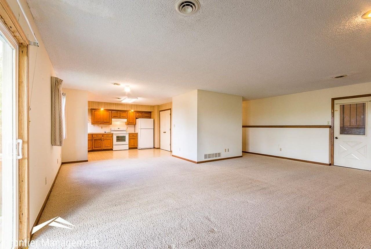 1919 Crescent Dr - Photo 2 of 11