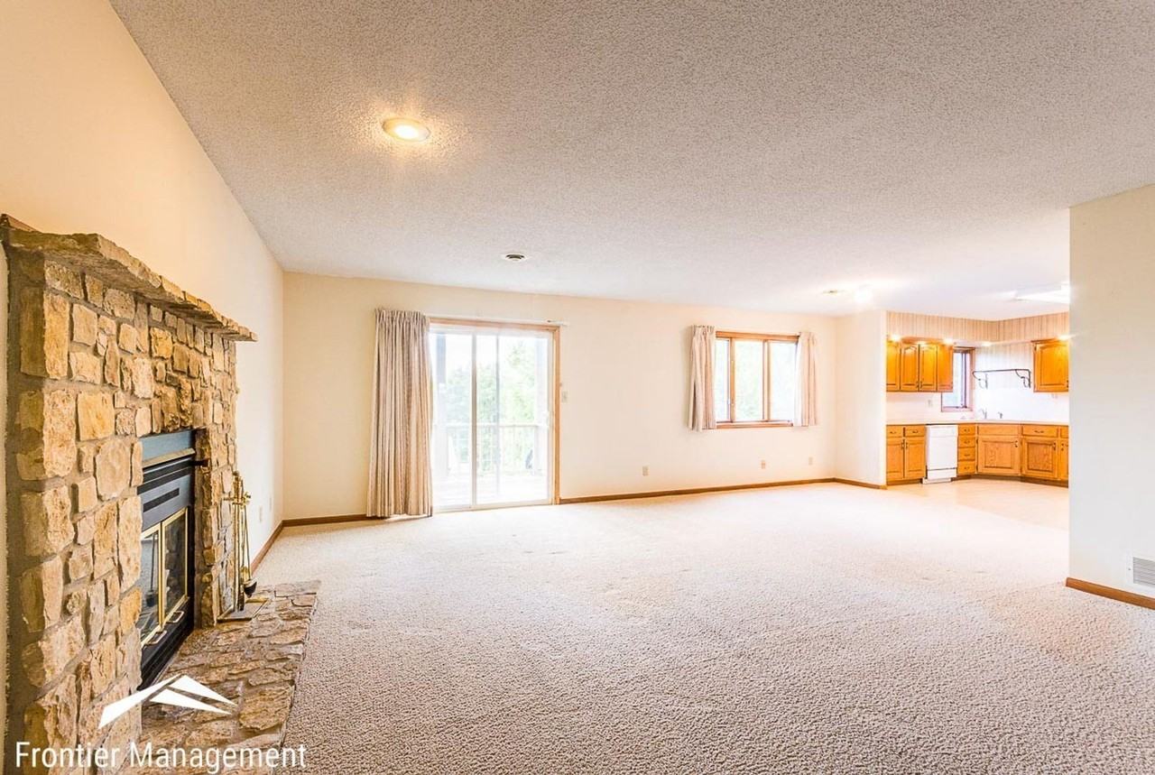 1919 Crescent Dr - Photo 3 of 11