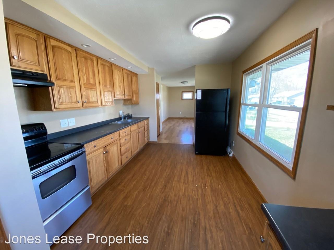 400 29th Ave W - Photo 2 of 22