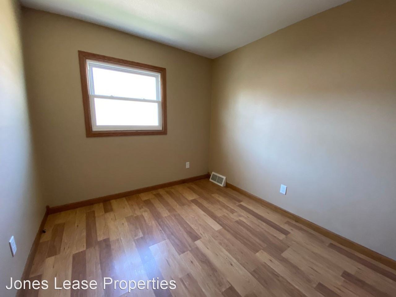 400 29th Ave W - Photo 3 of 22