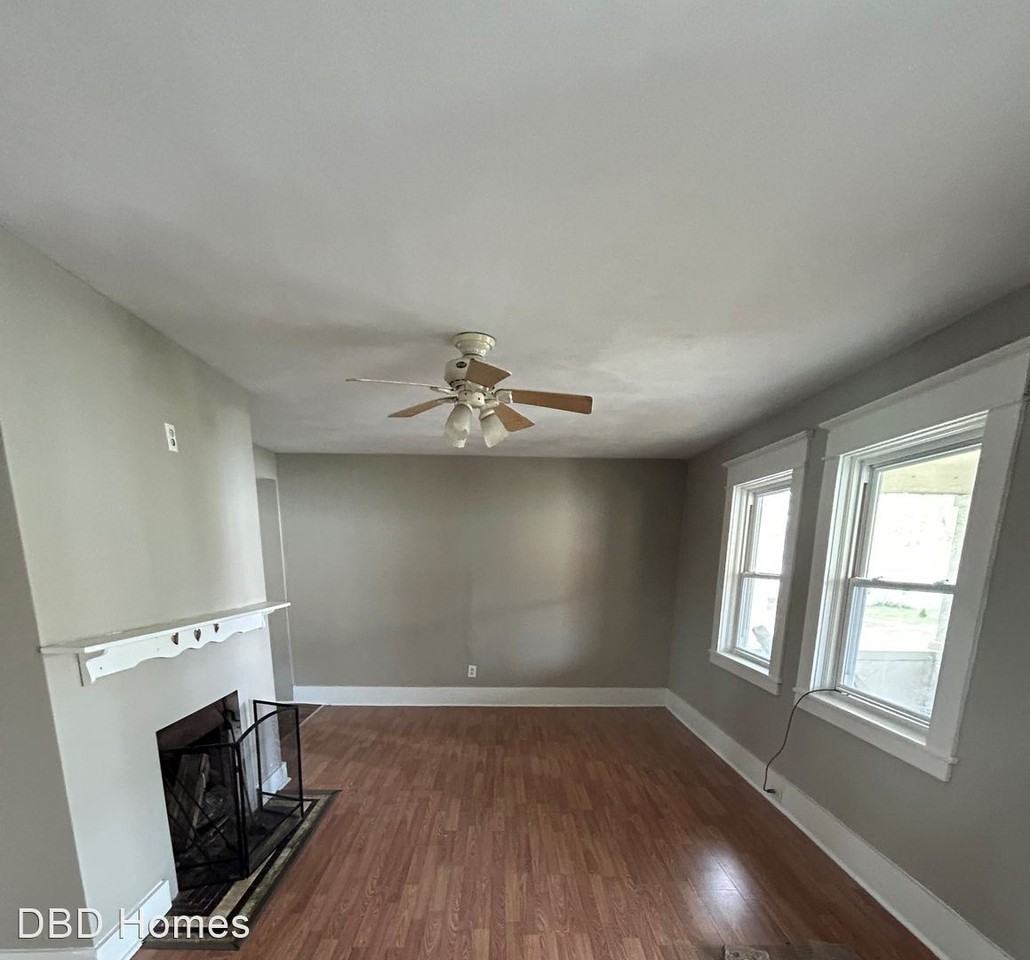 1221 Scott Ave - Photo 2 of 8