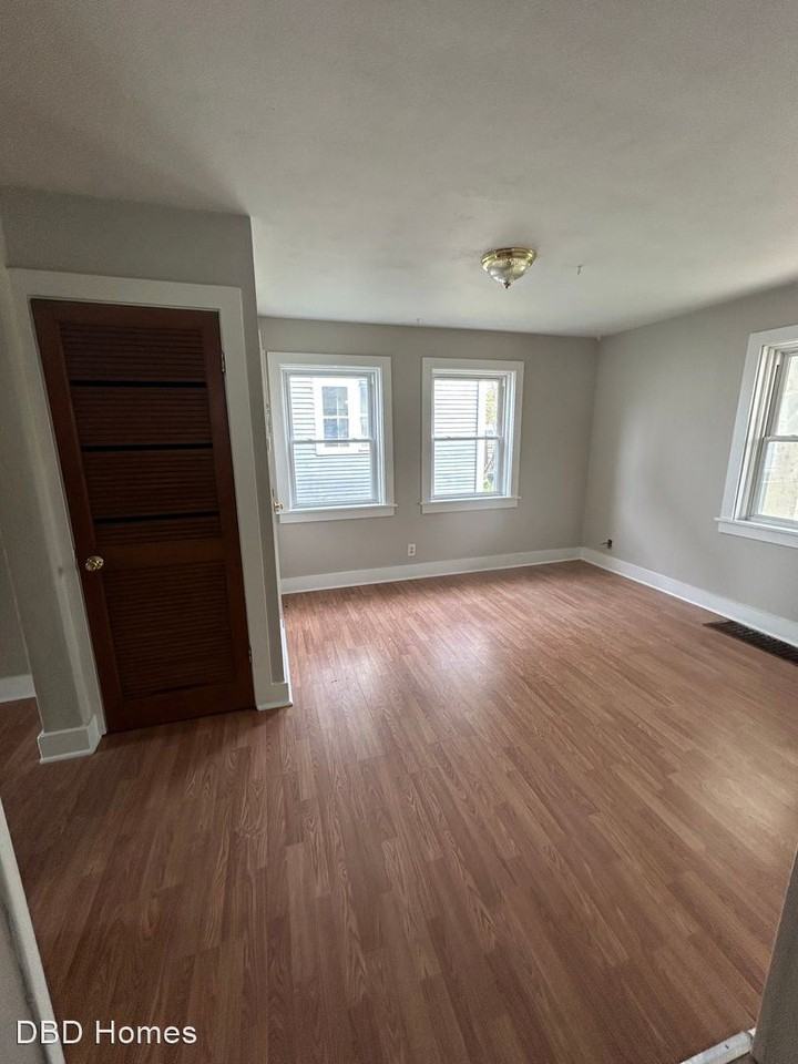 1221 Scott Ave - Photo 3 of 8