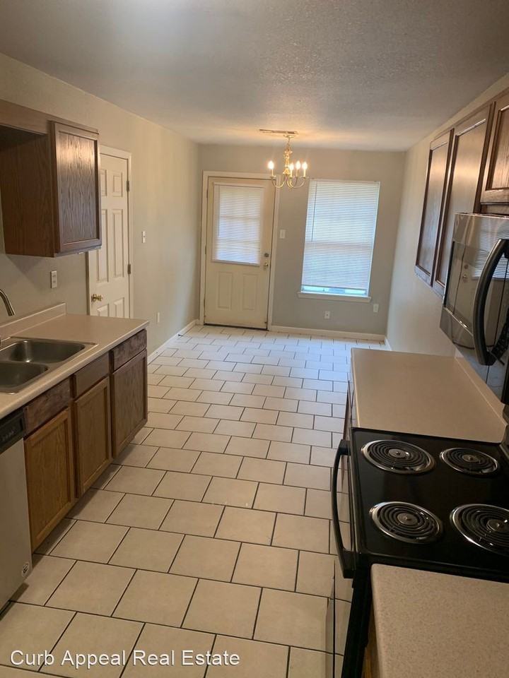 Spacious 2-bedroom/2 full bath apartment - Photo 3 of 10