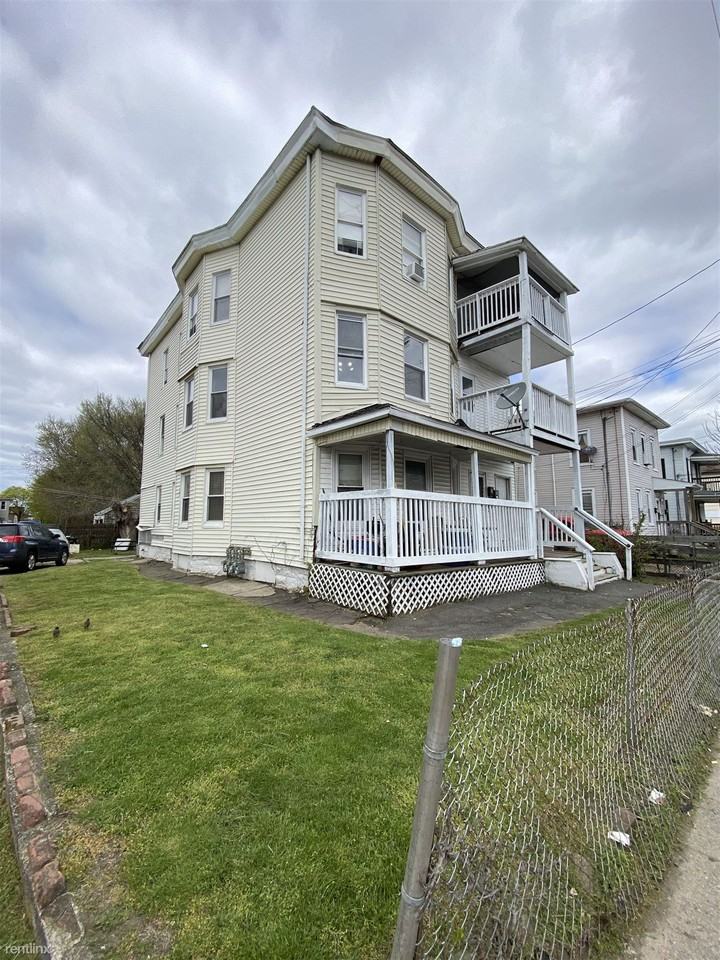 205 Newfield Ave, Bridgeport, CT 06607 3 Bedroom Apartment for 1,800