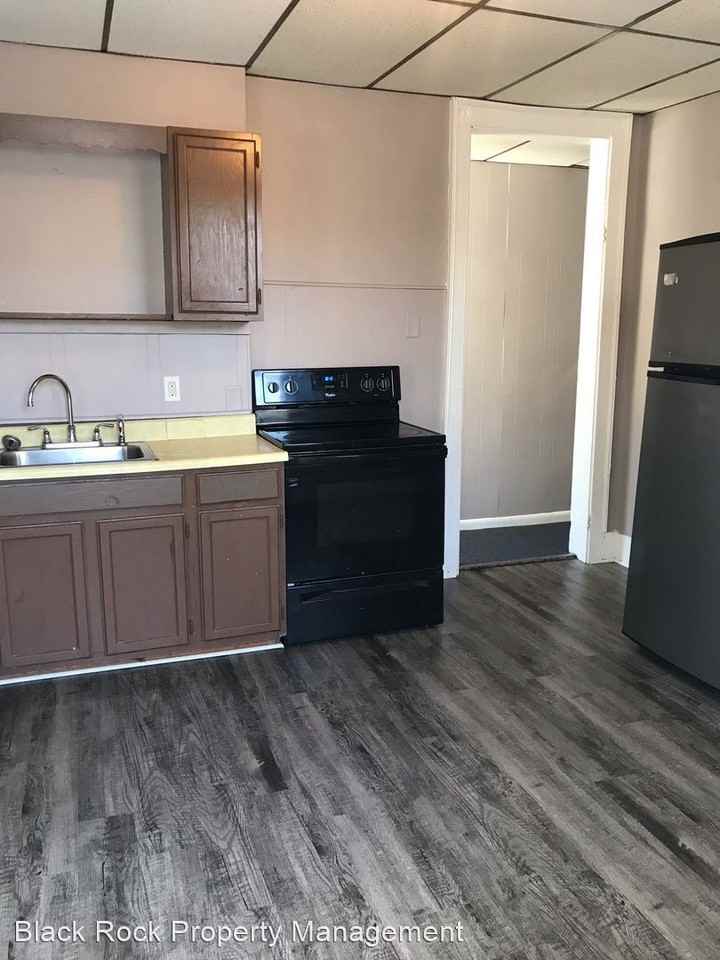 225 W Rowe St Rear - Photo 2 of 5