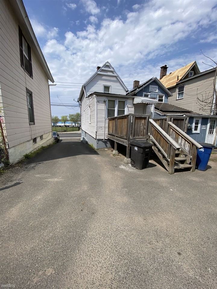 734 Washington Ave - Photo 2 of 3