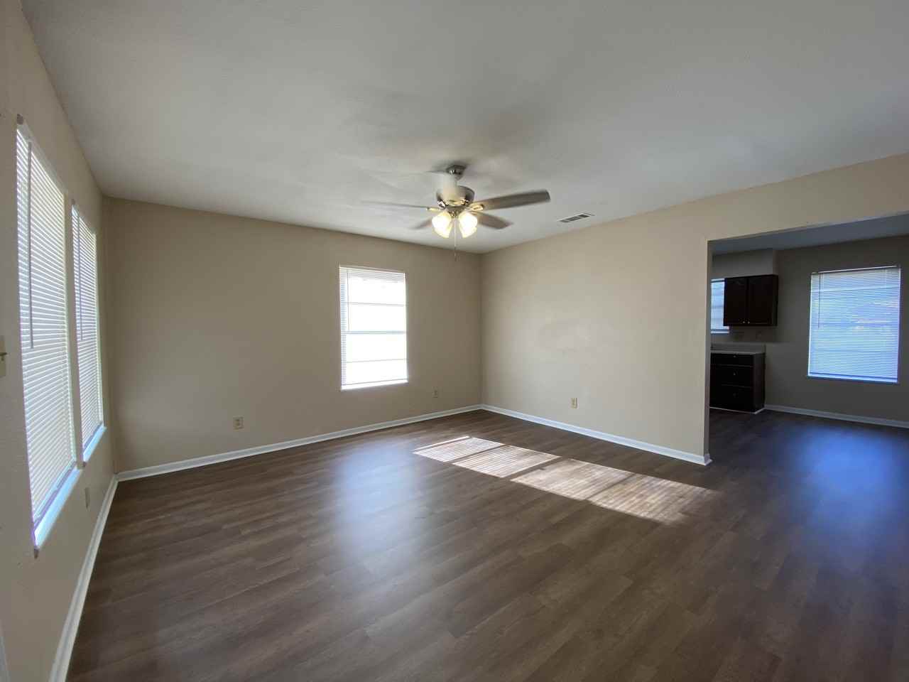 807 Peach St - Photo 2 of 8