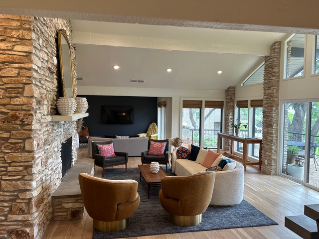 323 Explorer - Photo 2 of 22