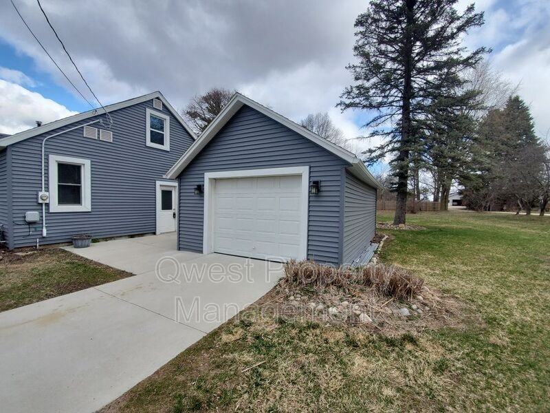 6315 Knapp St Ne - Photo 2 of 17