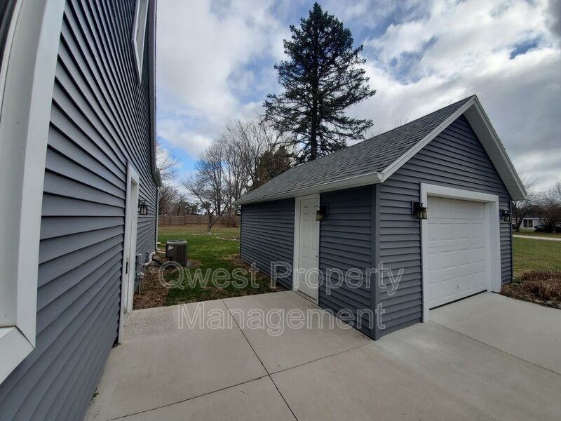 6315 Knapp St Ne - Photo 3 of 17