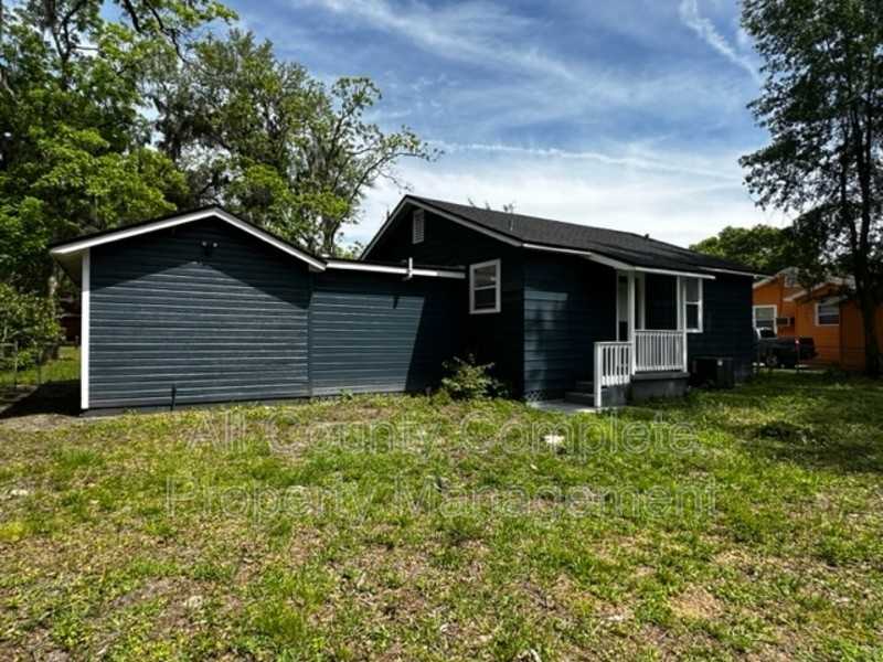 7616 Lueders Ave - Photo 6 of 30