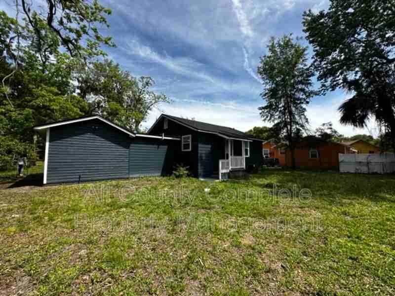 7616 Lueders Ave - Photo 7 of 30